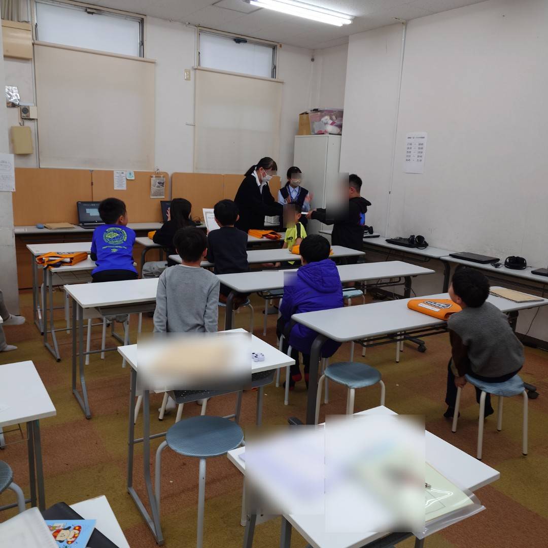 賞状を受け取る生徒