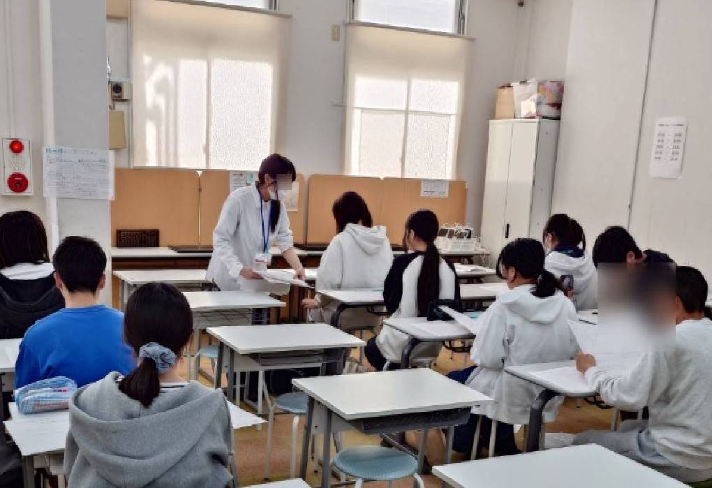 模擬試験に挑む中学3年生