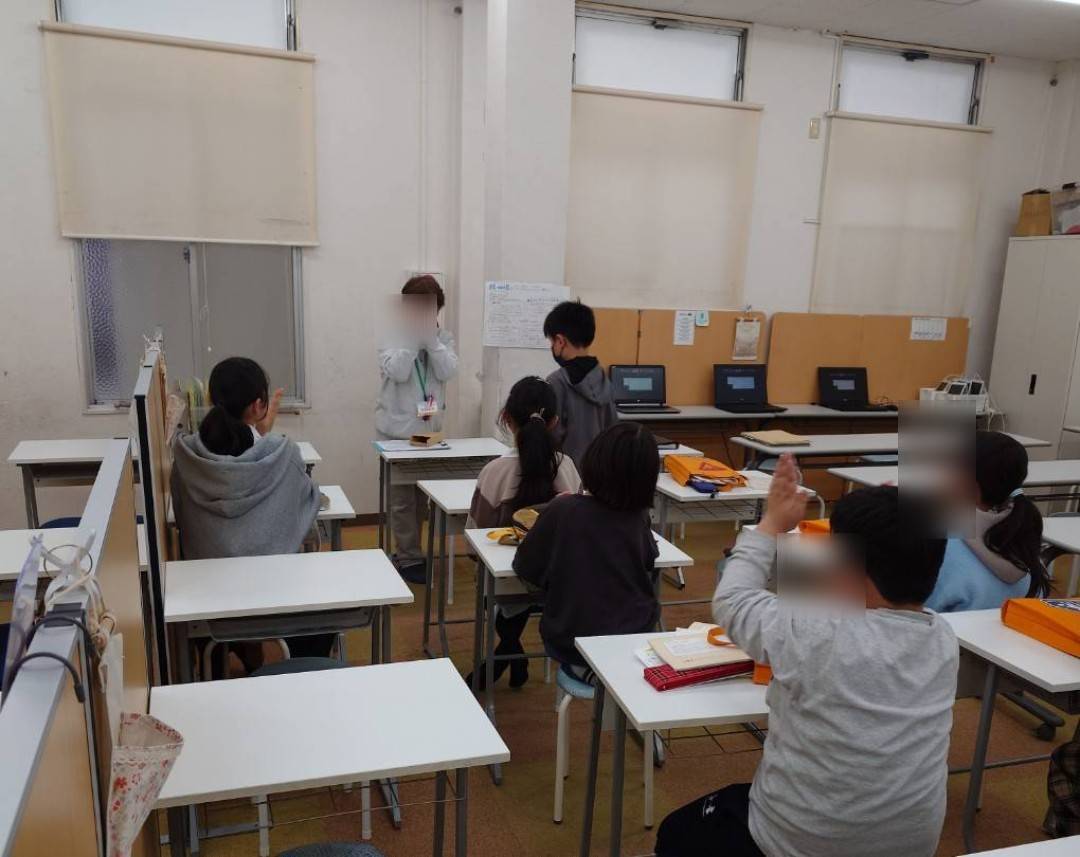 そろばん教室でメダルを受け取る生徒