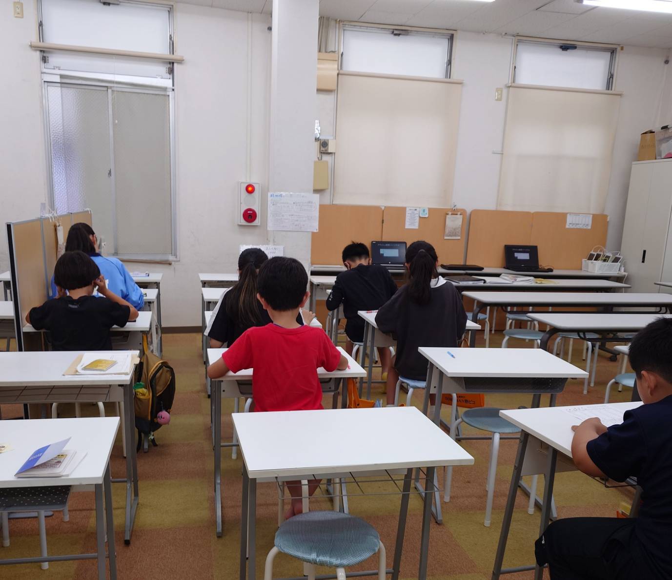 そろばん検定に向けて特訓中の生徒たち