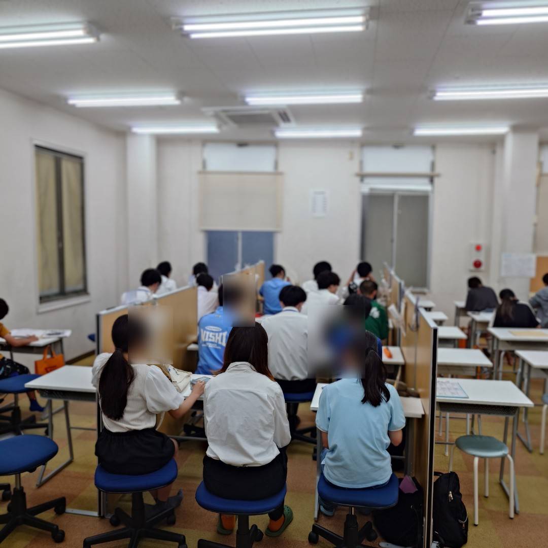 英語の勉強をする生徒