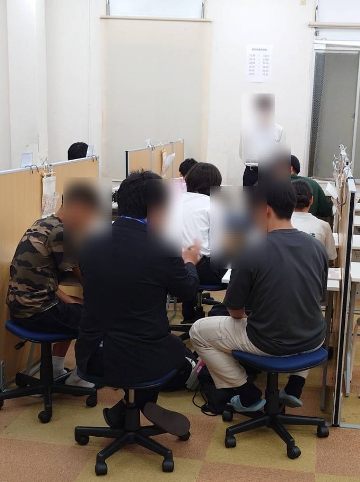 講師と生徒がお盆休みの勉強計画について話し合う様子